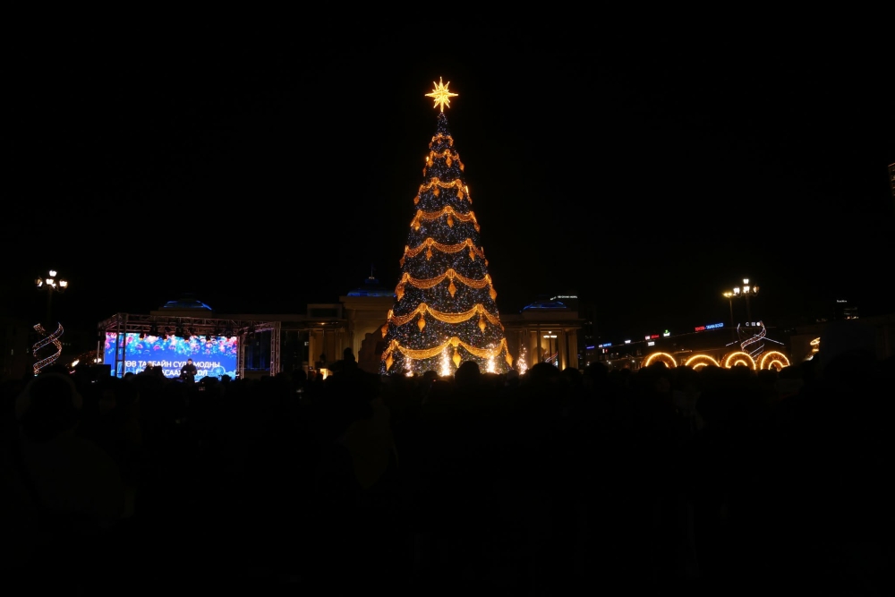 Фото сурвалжилга: Төв талбайн сүлд модны гэрлийг асаалаа