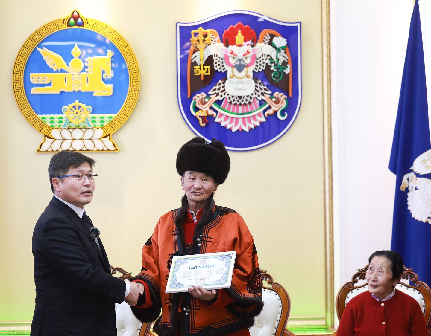 Гэр хорооллын дахин төлөвлөлтийн улмаас хохирсон иргэдэд орон сууцны батламж гардуулжээ