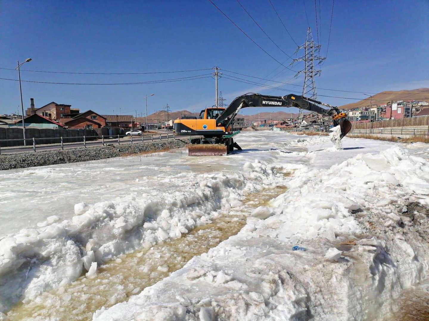 Халиа, тошны мөсийг зөөж, тээвэрлэх, түр далан босгож, суваг шуудуу татах ажлыг зохион байгуулна