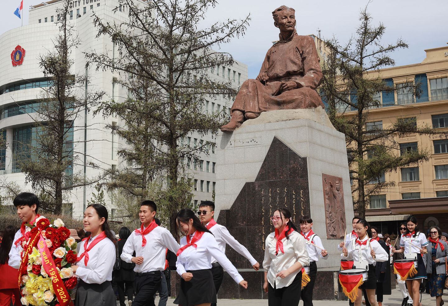 Монгол Улсад Хүүхдийн хөдөлгөөн, байгууллага үүсэж, хөгжсөний ойн өдрөөр Д.Нацагдоржийн хөшөөнд хүндэтгэлийн цэцэг өргөлөө