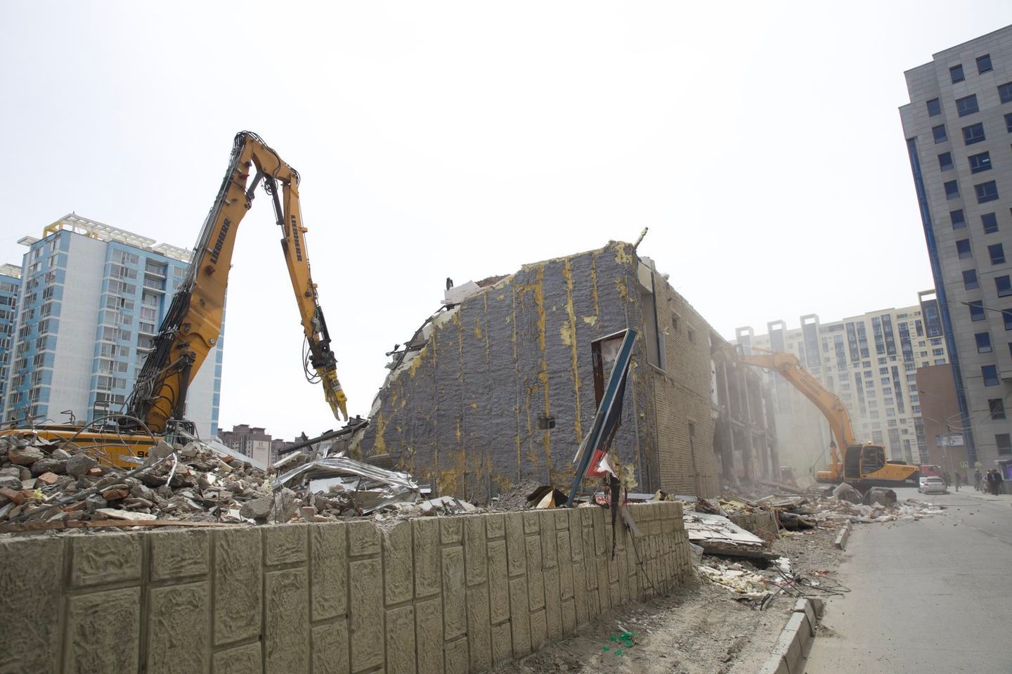 Тусгай зориулалтын экскаватораар “S’Outlet” дэлгүүрийн барилгыг нурааж байна