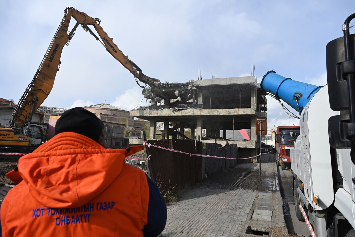 Явган хүний зам хааж эхлүүлсэн барилгыг буулгаж байна