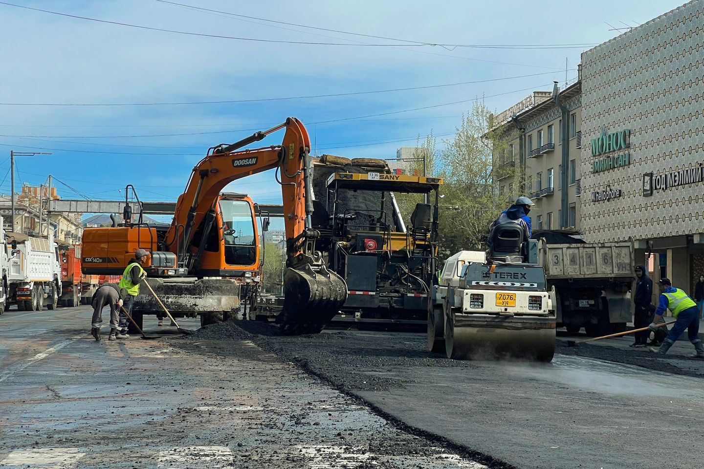 “Цэцэг төв”-ийн уулзвараас “Цаг уур, орчны шинжилгээний газар”-ын уулзвар хүртэлх авто замыг хааж, шинэчилж байна