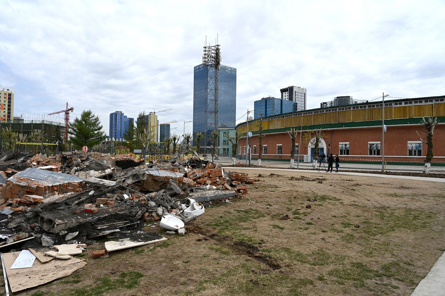 Төв цэнгэлдэх хүрээлэнгийн гадна, дотор талбайн засварын ажил үргэлжилж байна
