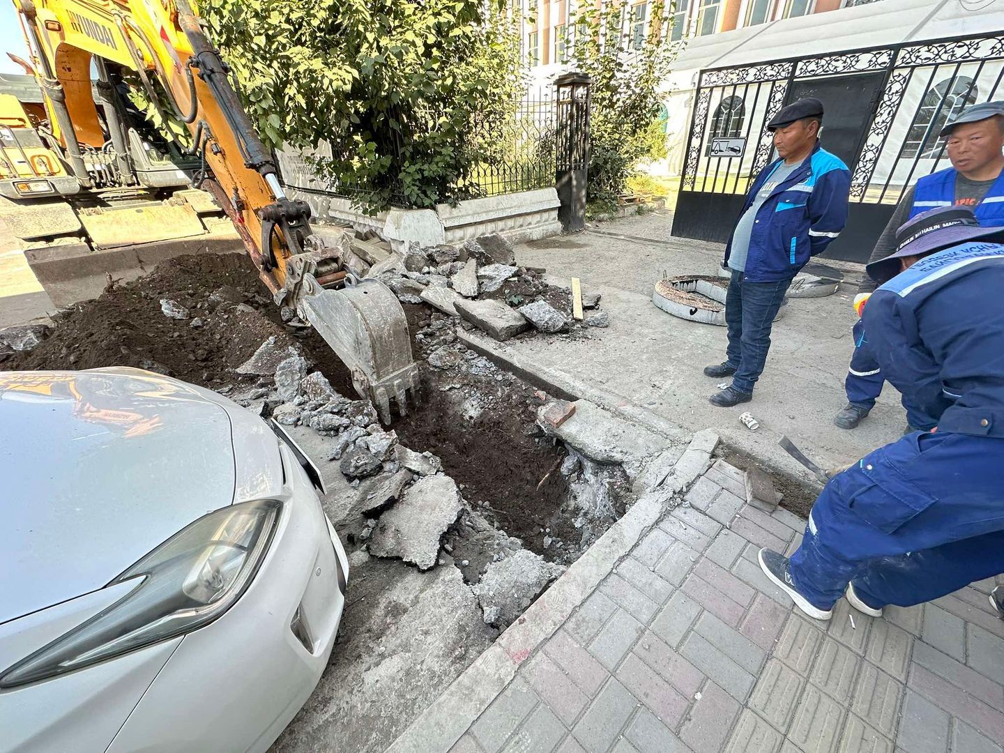 Драгон төвийн туслах авто замын ус зайлуулах шугам хоолойг угсарч байна
