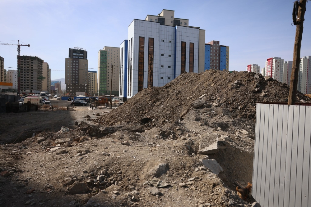 Нийтийн эзэмшлийн талбайд их хэмжээний шороо овоолсон зөрчлийг 10 хоногт арилгуулах мэдэгдэл хүргүүллээ