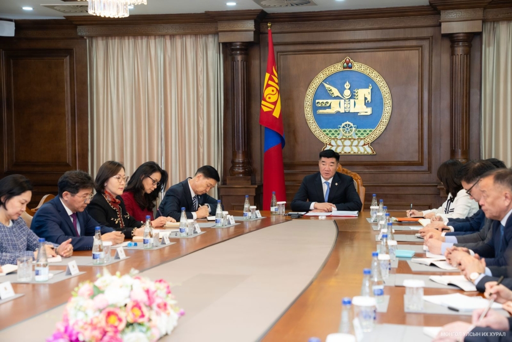 Хилийн чанадад суугаа монголчуудын эрх ашгийг нэн тэргүүнд тавьж, эдийн засгийн харилцааг эрчимжүүлэхэд анхаарах шаардлагатай