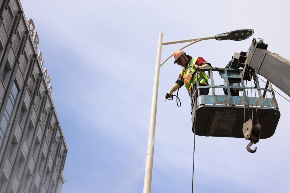 Гэрэлтүүлгийн ил задгай кабель, тагийг засварлах солих, угаах ажил үргэлжилж байна