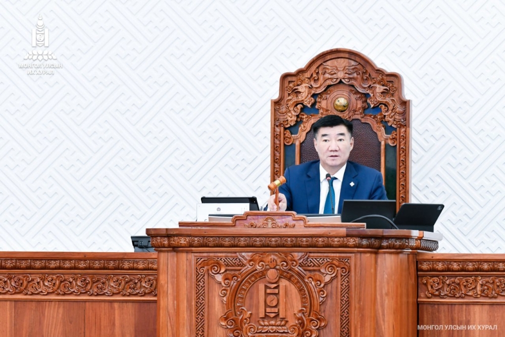 Хуулийн төслийг хэлэлцэхийг дэмжиж, УИХ-ын асуулгын цагаар авлигын асуудлыг хөндлөө