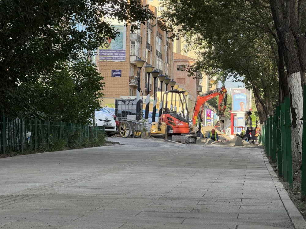 Саппорогийн уулзвараас Баруун 4 зам хүртэлх явган хүний замыг “ТАСО” компани өөрийн үйлдвэрлэсэн чулуугаар тохижуулж байна