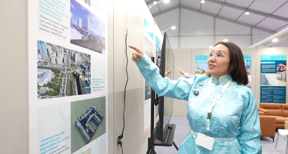 COP17 хурлын Ногоон бүсэд Улаанбаатар хот хөгжлийн төслүүдээ танилцуулж байна