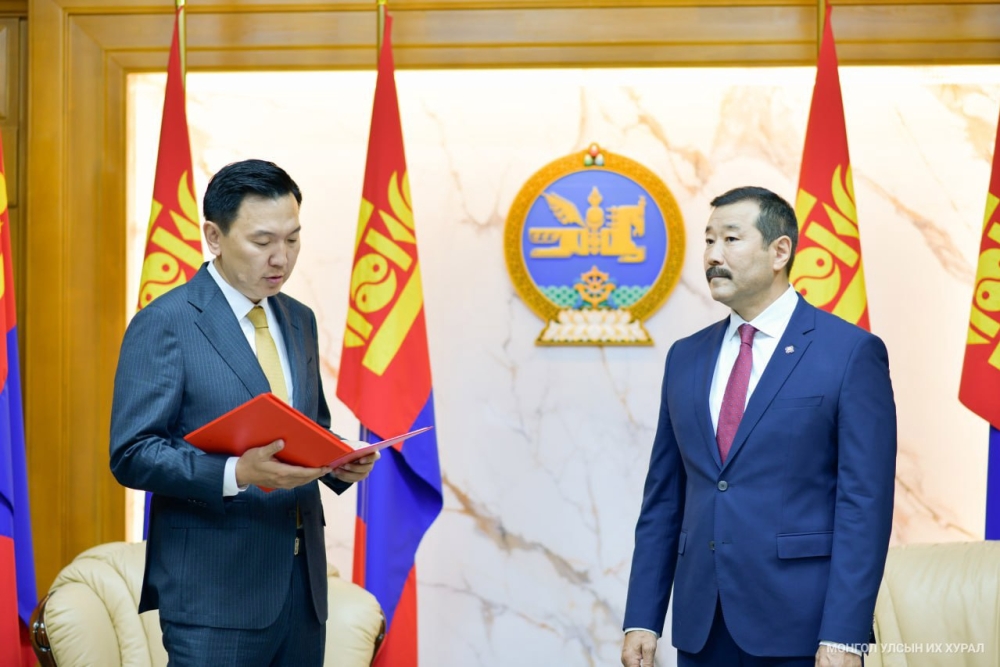 Монгол Улсын 2026 оны төсвийн тодотгол болон нэгдсэн төсвийн 2026 оны төсвийн хүрээний мэдэгдэлд өөрчлөлт оруулах тухай хуулийн төслүүдийг өргөн мэдүүллээ