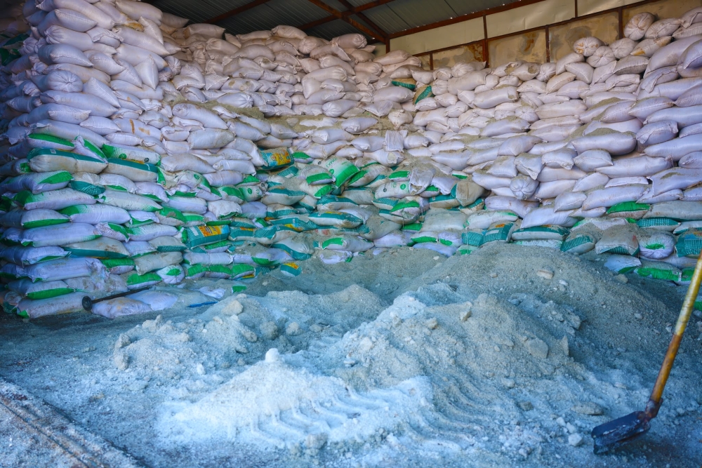 Байгальд ээлтэй, хурдан уусдаг бодис зам талбайд цацаж, халтиргаа гулгаанаас сэргийлж байна