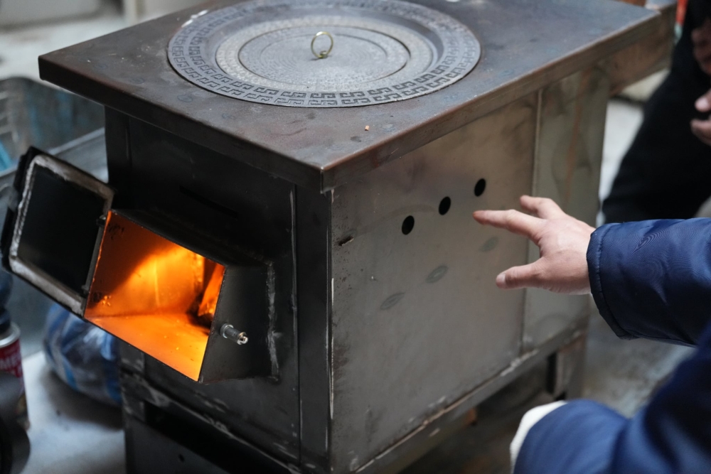 Түлш хэрэглэгчдэд үйлчлэх төвөөс битүүмжээ алдсан хуучин зуухтай айлуудын зуухыг шинээр сольж, суурилуулж байна