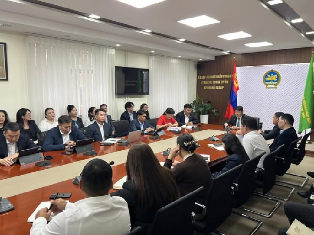 ЕРӨНХИЙ САЙДЫН 01,03 ДУГААР АЛБАН ДААЛГАВРЫН ХЭРЭГЖИЛТИЙН БИЕЛЭЛТИЙГ ХАНГУУЛАХ ЧИГЛЭЛЭЭР ТӨРИЙН НАРИЙН БИЧГИЙН ДАРГА М.БАЯРАА АЛБАН ХААГЧДАД ҮҮРЭГ, ЧИГЛЭЛ ӨГЛӨӨ