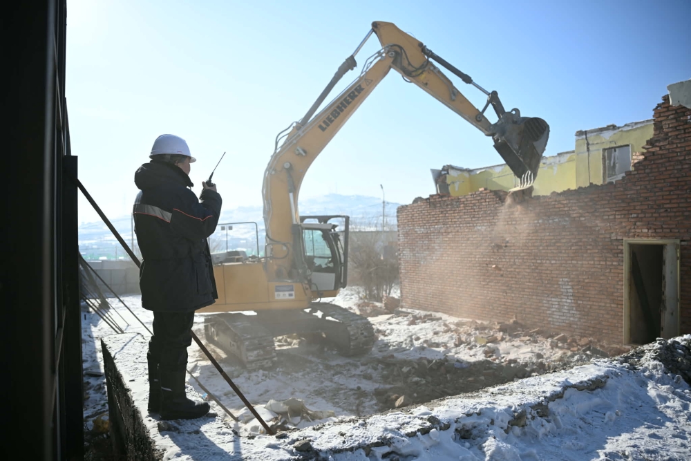 “Сэлбэ 20 минутын хот” төслийн газар чөлөөлөлтөөр өндөр төвөгшилтэй объектыг буулгаж, нураах ажлыг эхлүүллээ