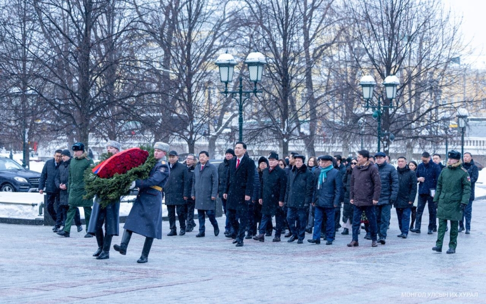 Монгол Улсын Их Хурлын дарга Н.Учрал “Нэр үл мэдэгдэх цэргийн хөшөө”-нд цэцэг өргөв