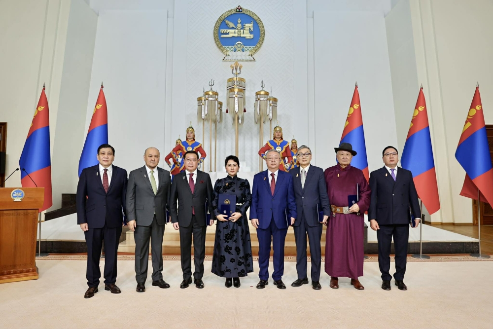 Дипломат албаны дээд цол хүртээлээ