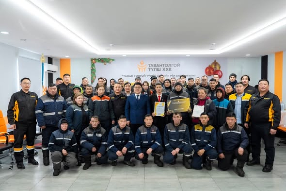 Тайлангаа хэлэлцэж, шилдэгүүдээ шагналаа