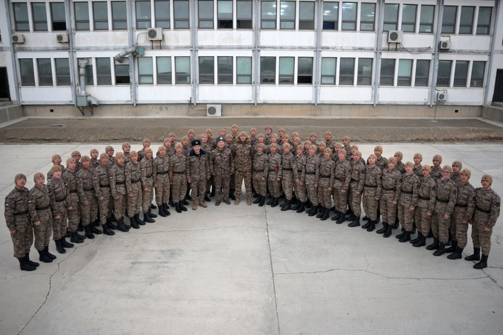 Цэргүүдээ эргэв