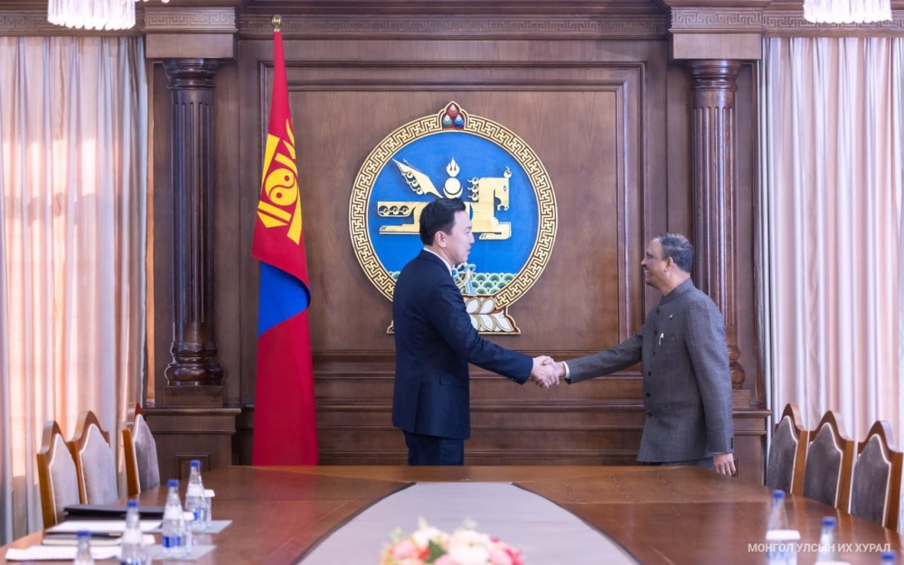 Улсын Их Хурлын дарга Н.Учрал БНЭУ-аас манай улсад суугаа Элчин сайд Атул Малхари Готсурвег хүлээн авч уулзлаа