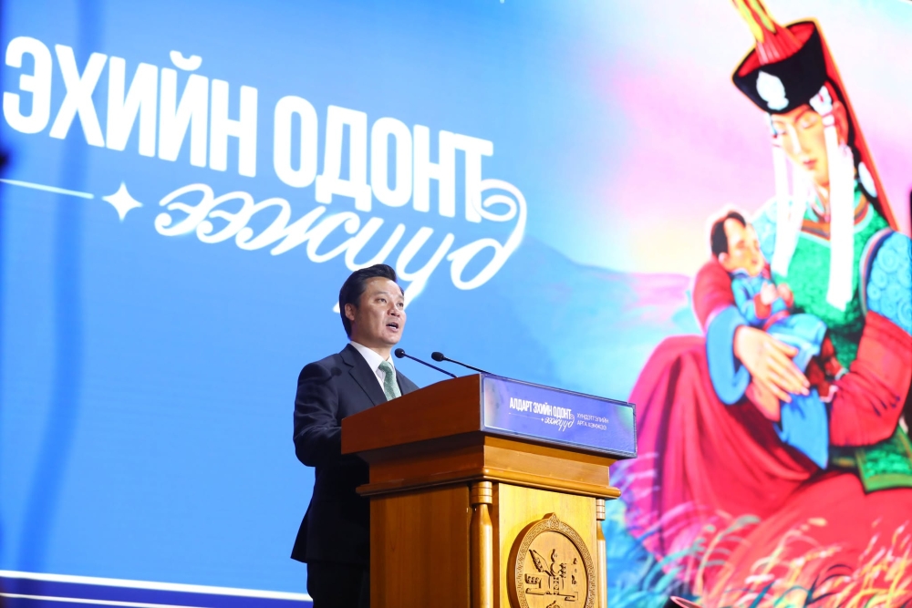 Ерөнхийлөгч У.Хүрэлсүх ээжүүд, охид, бүсгүйчүүдэд талархал илэрхийлж, сайн сайхан бүхнийг хүсэн ерөөв