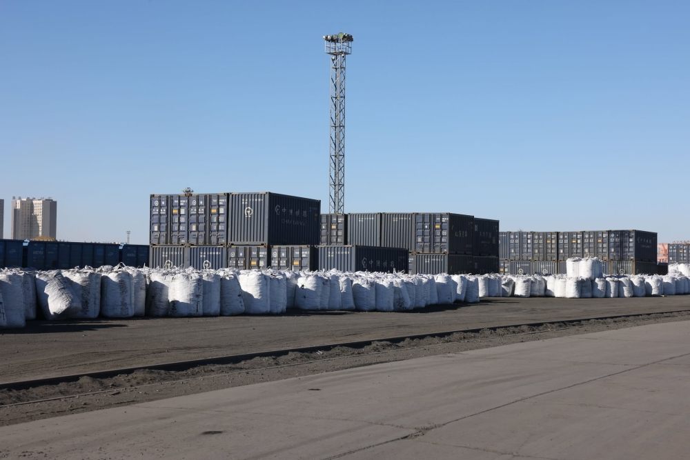 Эрээн хотын гаалийн талбайд 8000 тонн, “Тавантолгой түлш” компанийн үйлдвэрт 35 мянган тонн хагас коксон түлш нөөцлөөд байна