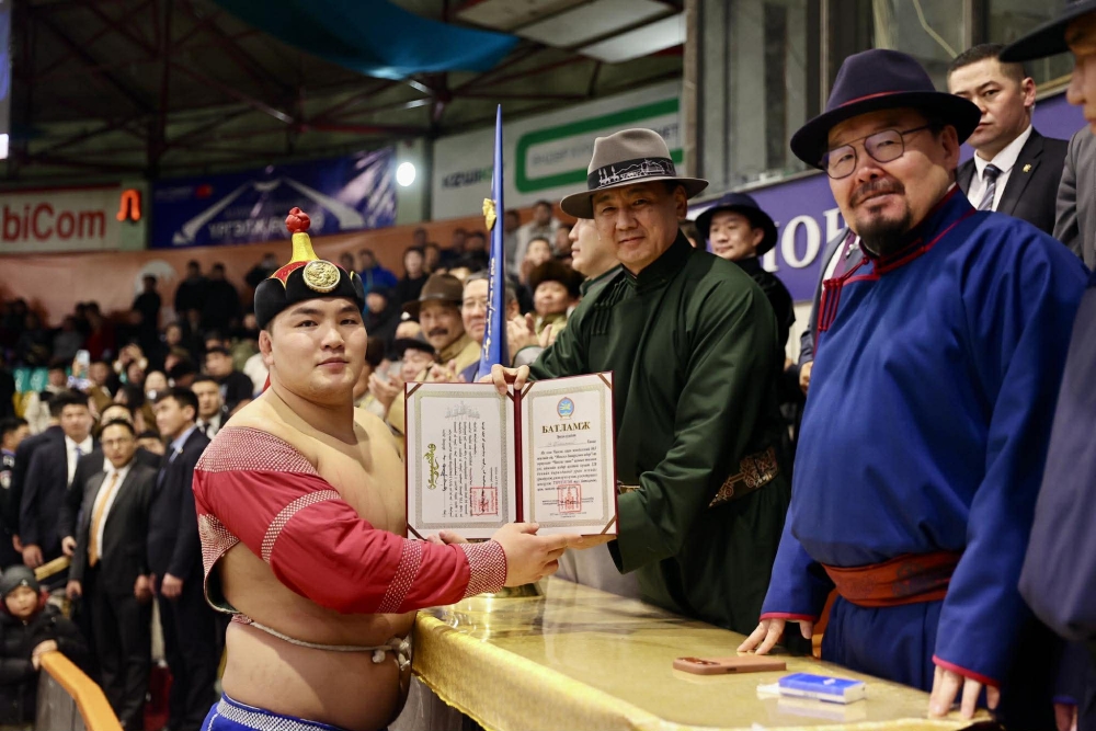 “Монгол бахархлын өдөр”-т зориулсан барилдаанд Улсын арслан Э.Батмагнай түрүүлж, “Чингис хаан” цомыг хүртлээ