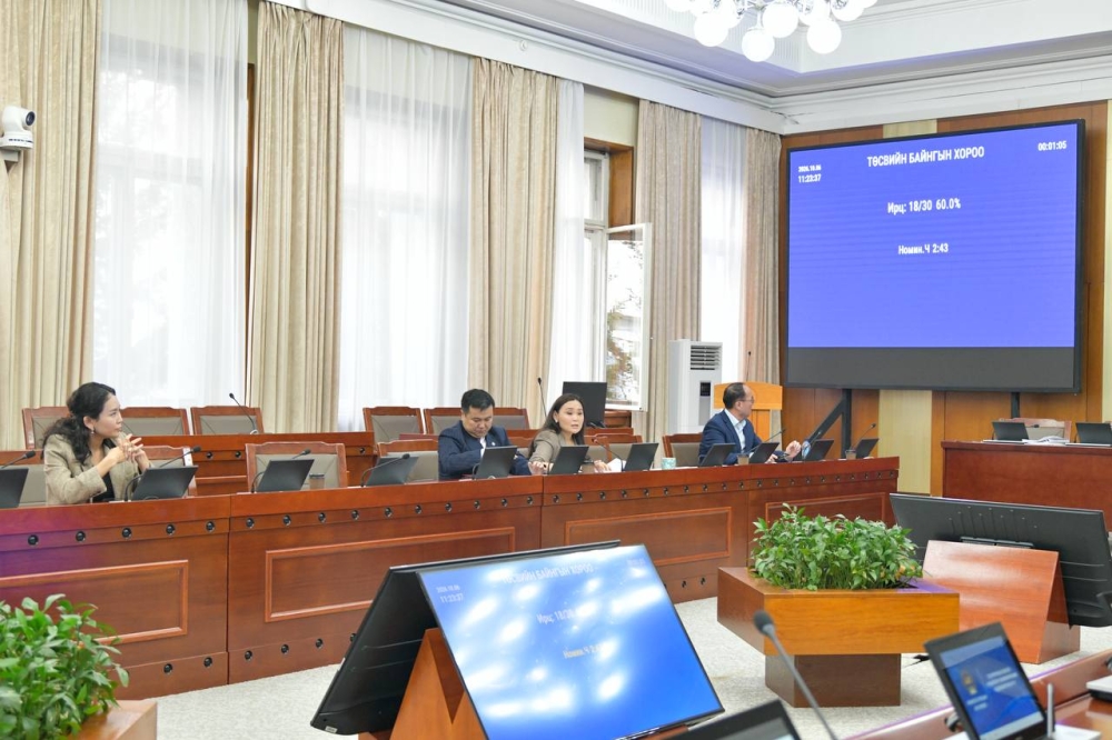 Монгол Улсын 2026 оны төсвийн тухай хуультай хамт өргөн мэдүүлсэн хууль, тогтоолын төслүүдийн талаарх зарчмын зөрүүтэй саналыг хуралдаанд оролцсон гишүүдийн олонх дэмжлээ