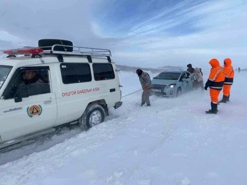 Алба хаагчид цасанд суусан 9, цасанд боогдсон 2 дуудлагаар ажиллаж байна