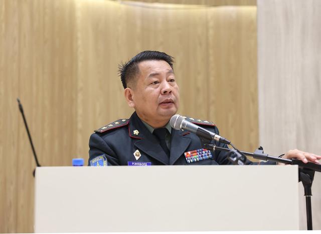 Иргэний цэргийн үүргийн биелэлт, цэргийн алба хаах төрлүүд сэдвээр илтгэл сонслоо
