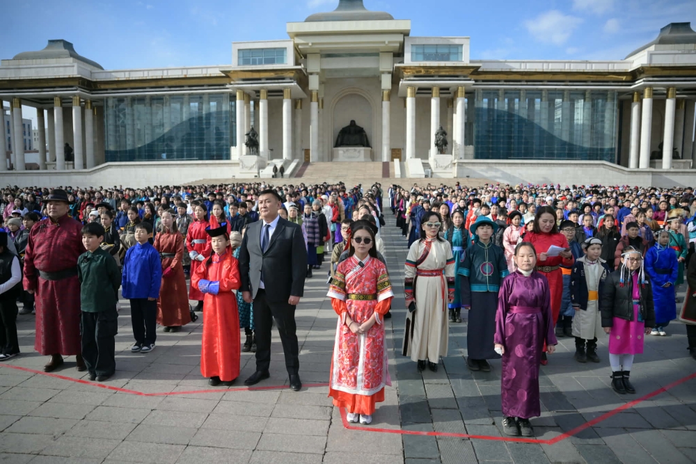 Сүхбаатарын талбайд 2235 сурагч “Тусгаар тогтнол” шүлгийг уншлаа