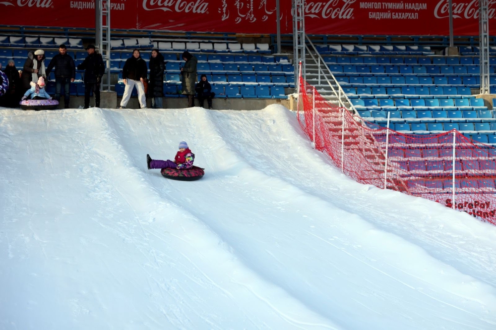 Нийслэлийн төвийн зургаан дүүрэгт чөлөөт цагаа өнгөрүүлэх мөсөн гулгуурын талбай, мөсөн хотхон байгууллаа
