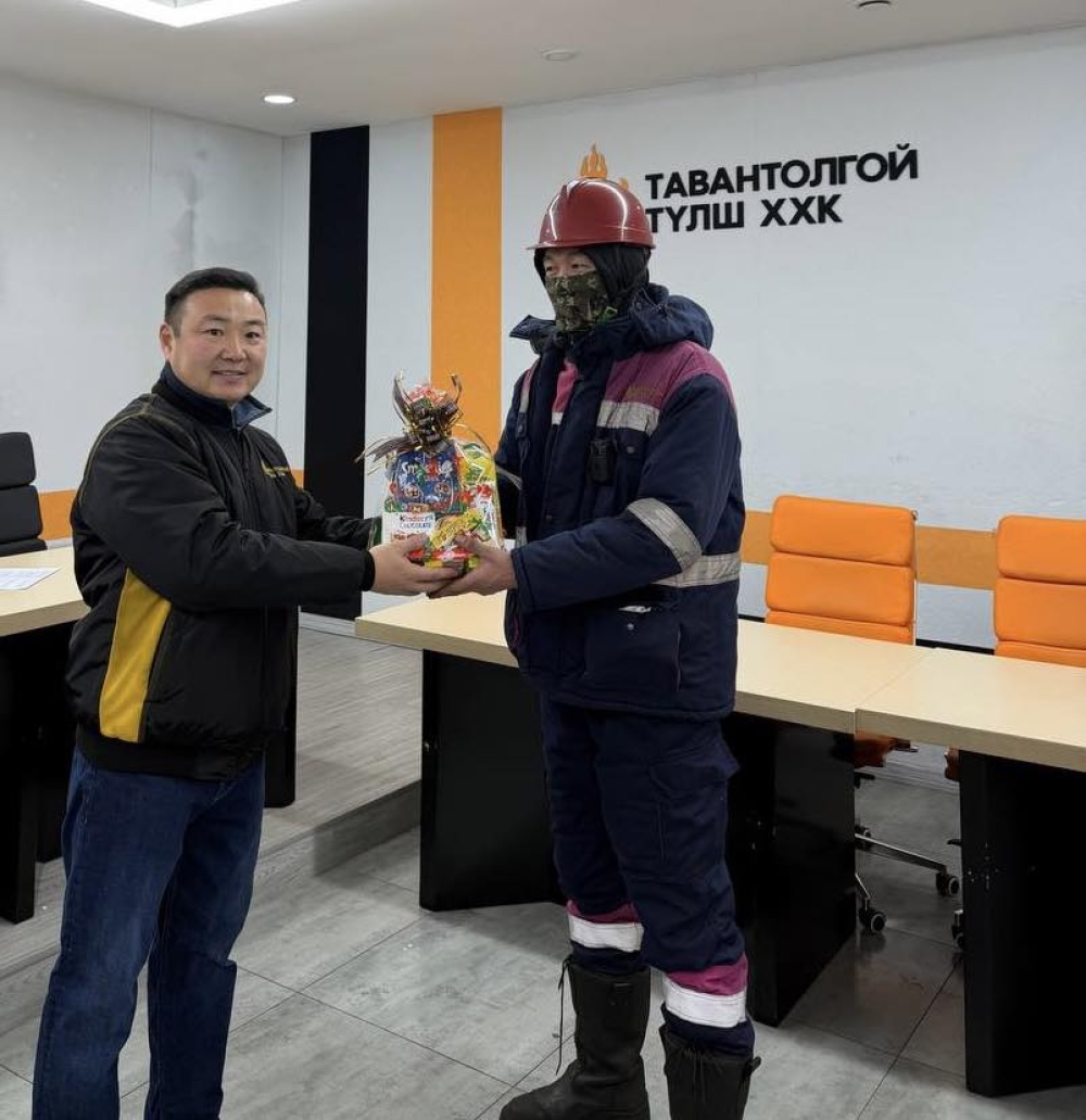 Эгэл баатруудад бэлэг гардууллаа