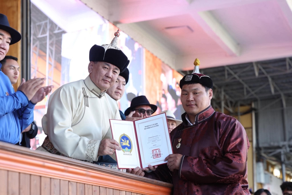Монгол Улсын харцага цолны болзол хангасан бөхчүүдэд цол олголоо