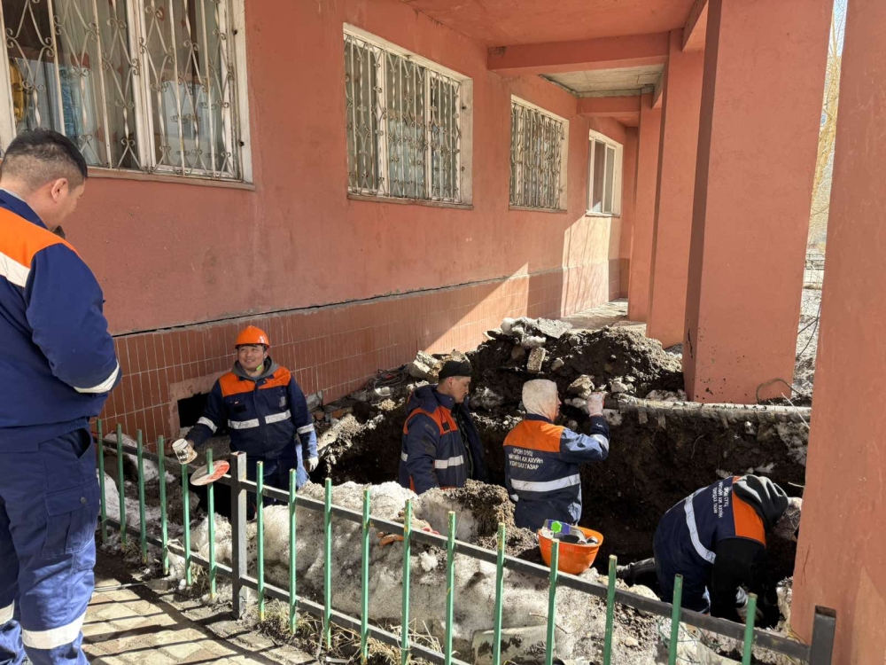 Хилчингийн долоодугаар байрны халуун усны шугамыг засварлаж байна